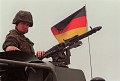 Bundeswehrsoldat mit Deutschlandfahne